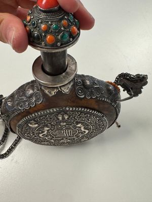 A Tibetan red-coral and malachite-inlaid and silver-mounted 'Ba Ji Xiang' wine bottle, 19th C. — photo 35