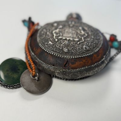 A Tibetan red-coral and malachite-inlaid and silver-mounted 'Ba Ji Xiang' wine bottle, 19th C. — photo 41