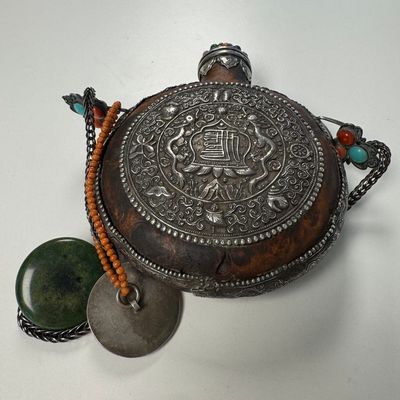 A Tibetan red-coral and malachite-inlaid and silver-mounted 'Ba Ji Xiang' wine bottle, 19th C. — photo 44
