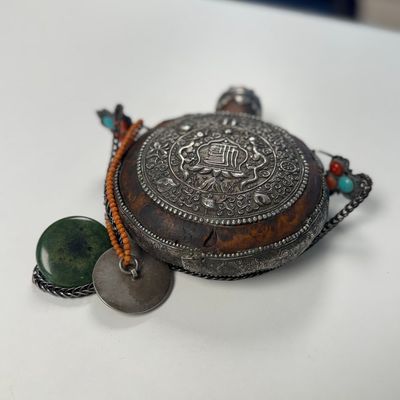 A Tibetan red-coral and malachite-inlaid and silver-mounted 'Ba Ji Xiang' wine bottle, 19th C. — photo 47