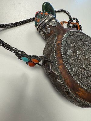 A Tibetan red-coral and malachite-inlaid and silver-mounted 'Ba Ji Xiang' wine bottle, 19th C. — photo 48