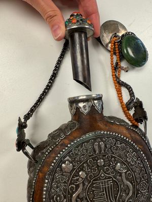 A Tibetan red-coral and malachite-inlaid and silver-mounted 'Ba Ji Xiang' wine bottle, 19th C. — photo 51