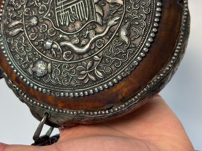 A Tibetan red-coral and malachite-inlaid and silver-mounted 'Ba Ji Xiang' wine bottle, 19th C. — photo 7