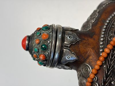 A Tibetan red-coral and malachite-inlaid and silver-mounted 'Ba Ji Xiang' wine bottle, 19th C. — photo 8