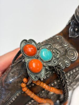 A Tibetan red-coral and malachite-inlaid and silver-mounted 'Ba Ji Xiang' wine bottle, 19th C. — photo 9