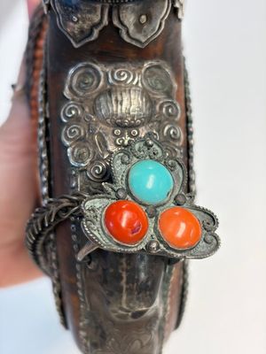 A Tibetan red-coral and malachite-inlaid and silver-mounted 'Ba Ji Xiang' wine bottle, 19th C. — photo 10