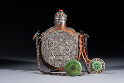 A Tibetan red-coral and malachite-inlaid and silver-mounted 'Ba Ji Xiang' wine bottle, 19th C.