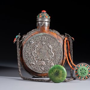 A Tibetan red-coral and malachite-inlaid and silver-mounted 'Ba Ji Xiang' wine bottle, 19th C. — photo 1