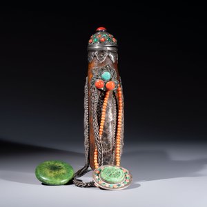 A Tibetan red-coral and malachite-inlaid and silver-mounted 'Ba Ji Xiang' wine bottle, 19th C. — photo 2