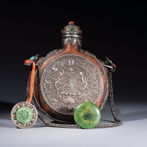 A Tibetan red-coral and malachite-inlaid and silver-mounted 'Ba Ji Xiang' wine bottle, 19th C. — photo 3