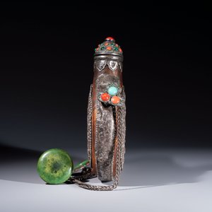 A Tibetan red-coral and malachite-inlaid and silver-mounted 'Ba Ji Xiang' wine bottle, 19th C. — photo 4