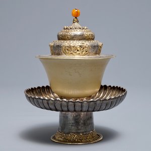 A Tibetan ritual jade bowl on parcel-gilt silver stand with amber finial, 19th C — 照片 4