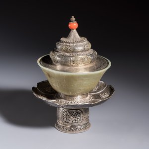 A Tibetan ritual jade bowl with a red coral-mounted silver cover and a stand, 19th C. — 照片 1