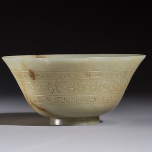 A Tibetan ritual jade bowl with a red coral-mounted silver cover and a stand, 19th C. — 照片 11
