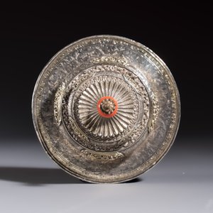 A Tibetan ritual jade bowl with a red coral-mounted silver cover and a stand, 19th C. — 照片 15