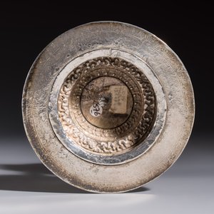A Tibetan ritual jade bowl with a red coral-mounted silver cover and a stand, 19th C. — 照片 16