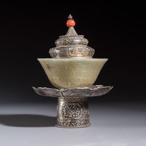 A Tibetan ritual jade bowl with a red coral-mounted silver cover and a stand, 19th C. — 照片 2