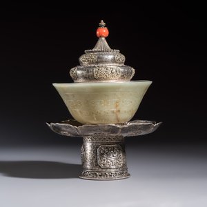 A Tibetan ritual jade bowl with a red coral-mounted silver cover and a stand, 19th C. — 照片 3