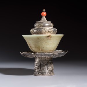 A Tibetan ritual jade bowl with a red coral-mounted silver cover and a stand, 19th C. — 照片 4
