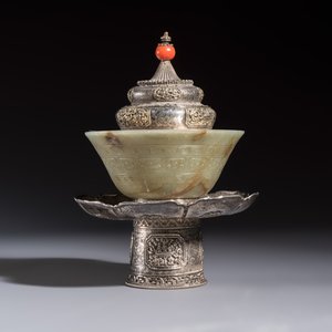 A Tibetan ritual jade bowl with a red coral-mounted silver cover and a stand, 19th C. — 照片 5