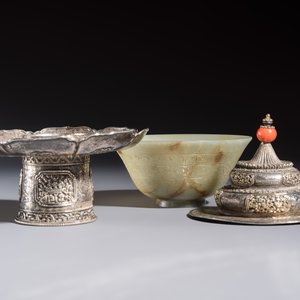 A Tibetan ritual jade bowl with a red coral-mounted silver cover and a stand, 19th C. — 照片 6