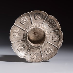 A Tibetan ritual jade bowl with a red coral-mounted silver cover and a stand, 19th C. — 照片 7