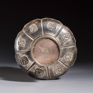 A Tibetan ritual jade bowl with a red coral-mounted silver cover and a stand, 19th C. — 照片 8