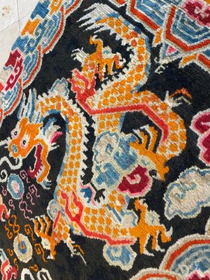 A Tibetan rug with two dragons chasing the pearl of wisdom, 19th C. — photo 1