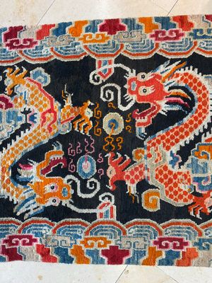A Tibetan rug with two dragons chasing the pearl of wisdom, 19th C. — photo 3