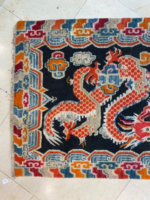 A Tibetan rug with two dragons chasing the pearl of wisdom, 19th C. — photo 4