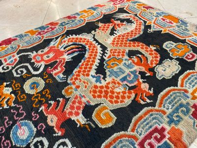 A Tibetan rug with two dragons chasing the pearl of wisdom, 19th C. — photo 6