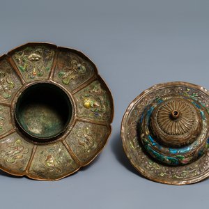 A Tibetan silver-inlaid bronze mask, a figure of Mahakala and a jade bowl on stand, Tibet, 19/20th C. — 照片 6