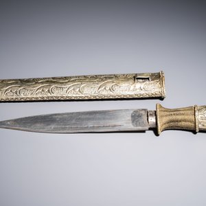 A Tibetan white metal 'Buddhist Symbols' dagger and scabbard, first half 20th C. — photo 4
