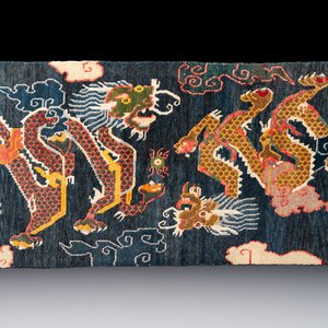 A Tibetan woollen ‘Dragons Chasing the Flaming Pearl’ carpet, 19th C. — photo 1