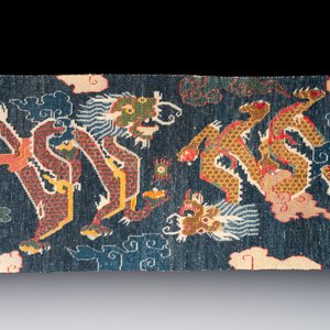 A Tibetan woollen ‘Dragons Chasing the Flaming Pearl’ carpet, 19th C. — photo 2