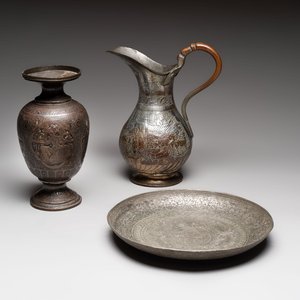 A tinned copper ewer, a vase and a dish, Qajar, 19/20th C. — foto 1