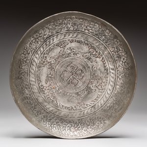 A tinned copper ewer, a vase and a dish, Qajar, 19/20th C. — foto 8
