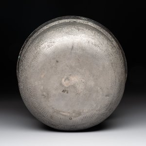 A tinned copper 'kashkul' or begging bowl, a calligraphic bowl and a brass covered jar, Iran, 18/19th C. — photo 13