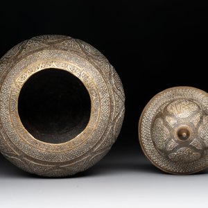 A tinned copper 'kashkul' or begging bowl, a calligraphic bowl and a brass covered jar, Iran, 18/19th C. — photo 8