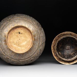 A tinned copper 'kashkul' or begging bowl, a calligraphic bowl and a brass covered jar, Iran, 18/19th C. — photo 9