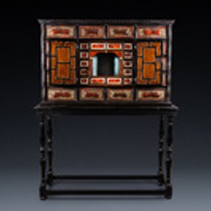 A tortoise veneer, gilt copper, ebony and ebonised wooden mirrored interior cabinet on stand, Antwerp, 17th C. — photo 2