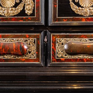 A tortoise veneer, gilt copper, ebony and ebonised wooden mirrored interior cabinet on stand, Antwerp, 17th C. — photo 7