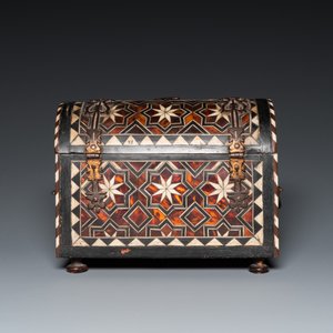 A tortoise-veneered and bone-inlaid wooden casket, probably Turkey, 17th C. — photo 4