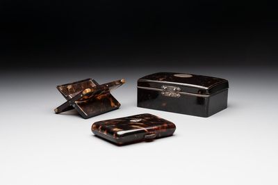 A tortoiseshell cigarette case, a card holder and a casket, 19/20th C.