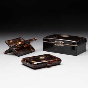 A tortoiseshell cigarette case, a card holder and a casket, 19/20th C. — foto 1