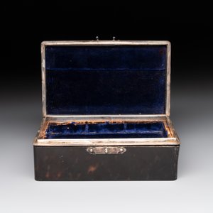 A tortoiseshell cigarette case, a card holder and a casket, 19/20th C. — foto 12