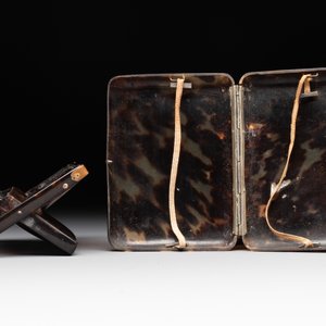 A tortoiseshell cigarette case, a card holder and a casket, 19/20th C. — foto 4