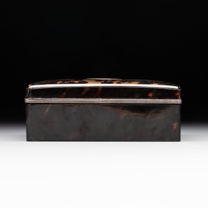 A tortoiseshell cigarette case, a card holder and a casket, 19/20th C. — foto 8