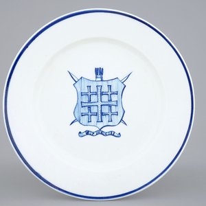 A Tournai porcelain plate with the arms of St.-Sebastian's Archers Guild and inscribed Brugge, 18th C. — photo 1