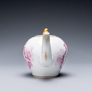 A Tournai porcelain teapot and cover with purple and gilt design of putti, gilt swords and crosses mark, ca. 1765 — photo 3